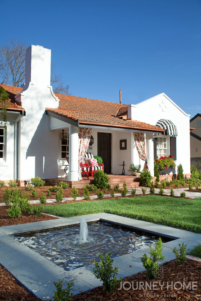 Idee per un giardino formale moderno esposto in pieno sole di medie dimensioni e davanti casa in primavera con fontane e pavimentazioni in mattoni