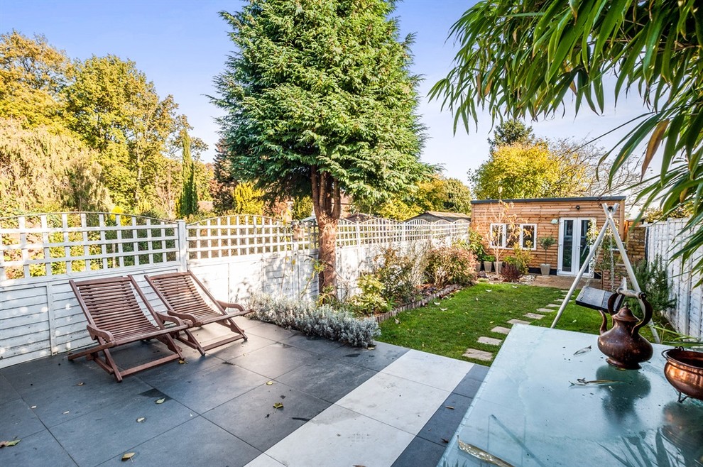 Medium sized contemporary back garden in Hertfordshire.