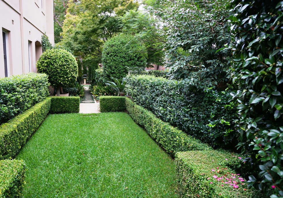 Ispirazione per un giardino classico esposto a mezz'ombra di medie dimensioni e nel cortile laterale con fontane