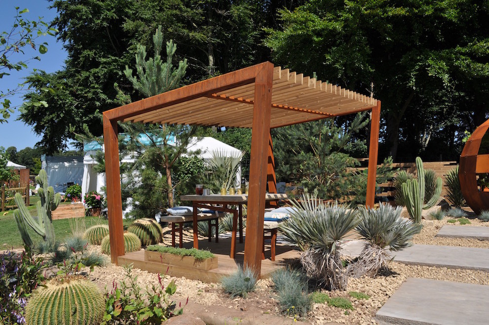 Foto de jardín de secano contemporáneo de tamaño medio en verano en patio trasero con brasero, exposición total al sol y adoquines de piedra natural