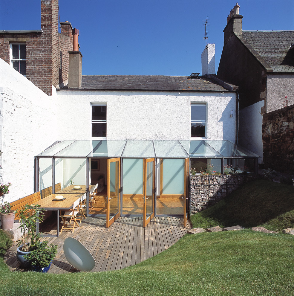 This is an example of a contemporary garden in Edinburgh.