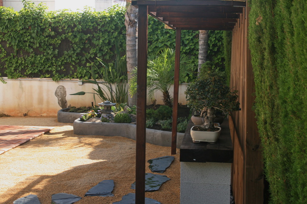 Esempio di un giardino etnico esposto in pieno sole di medie dimensioni