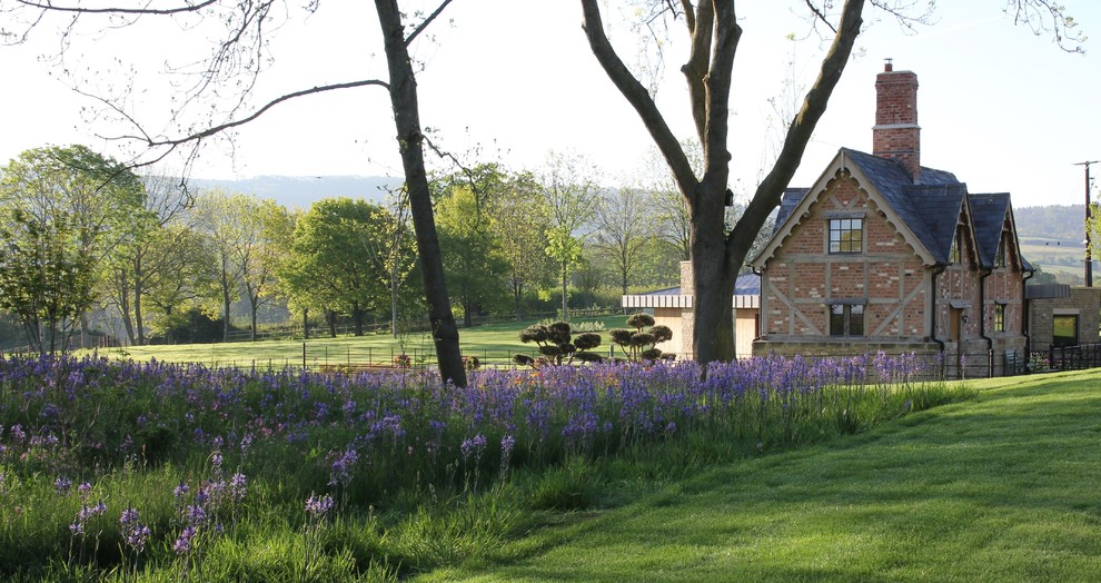 オックスフォードシャーにあるラグジュアリーな巨大な、春のコンテンポラリースタイルのおしゃれな庭 (半日向、天然石敷き) の写真