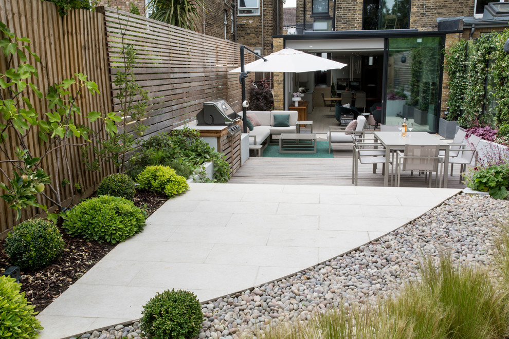 A contemporary curved designer garden - Modern - Landscape - London ...
