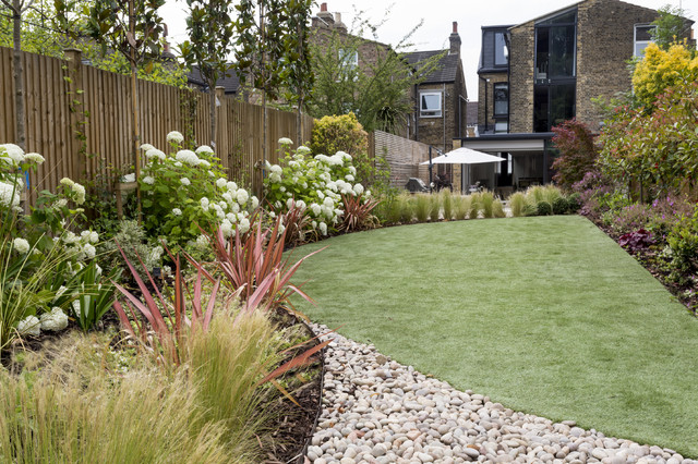A contemporary curved designer garden Minimalistisch Garten