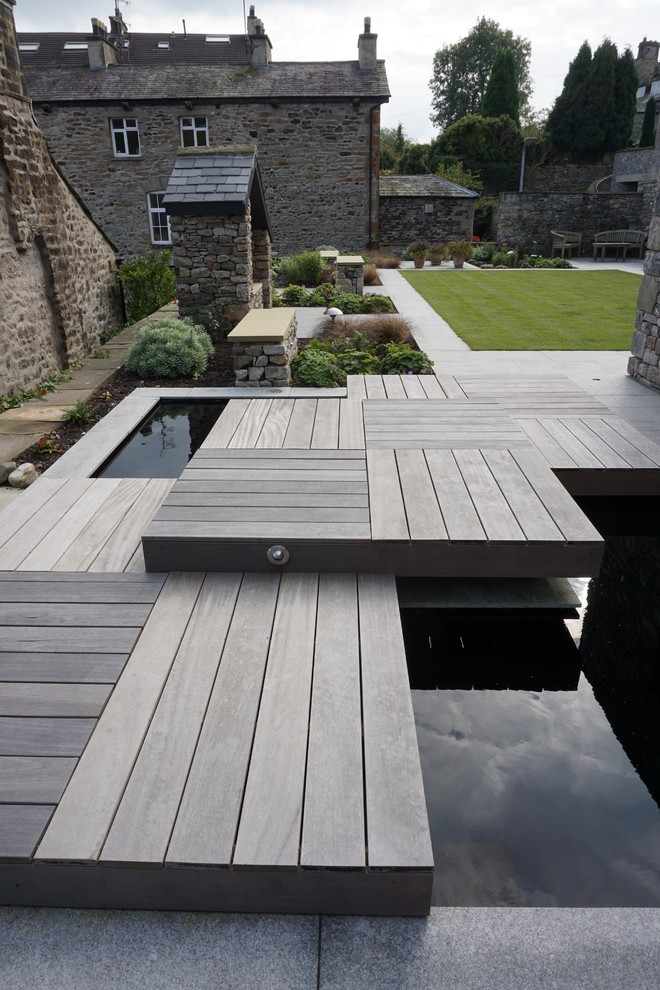 Foto di un giardino formale minimal esposto in pieno sole di medie dimensioni e davanti casa in estate con pavimentazioni in pietra naturale