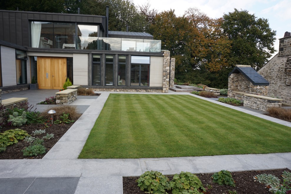 Ispirazione per un giardino formale minimal esposto in pieno sole di medie dimensioni e davanti casa in estate con pavimentazioni in pietra naturale