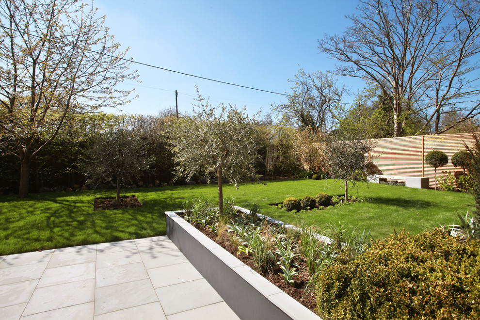 Источник вдохновения для домашнего уюта: участок и сад на переднем дворе в современном стиле с покрытием из каменной брусчатки