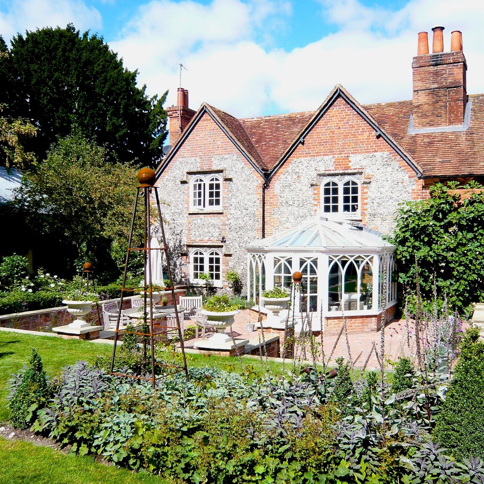 A cottage garden in Streatley on Thames Farmhouse Landscape