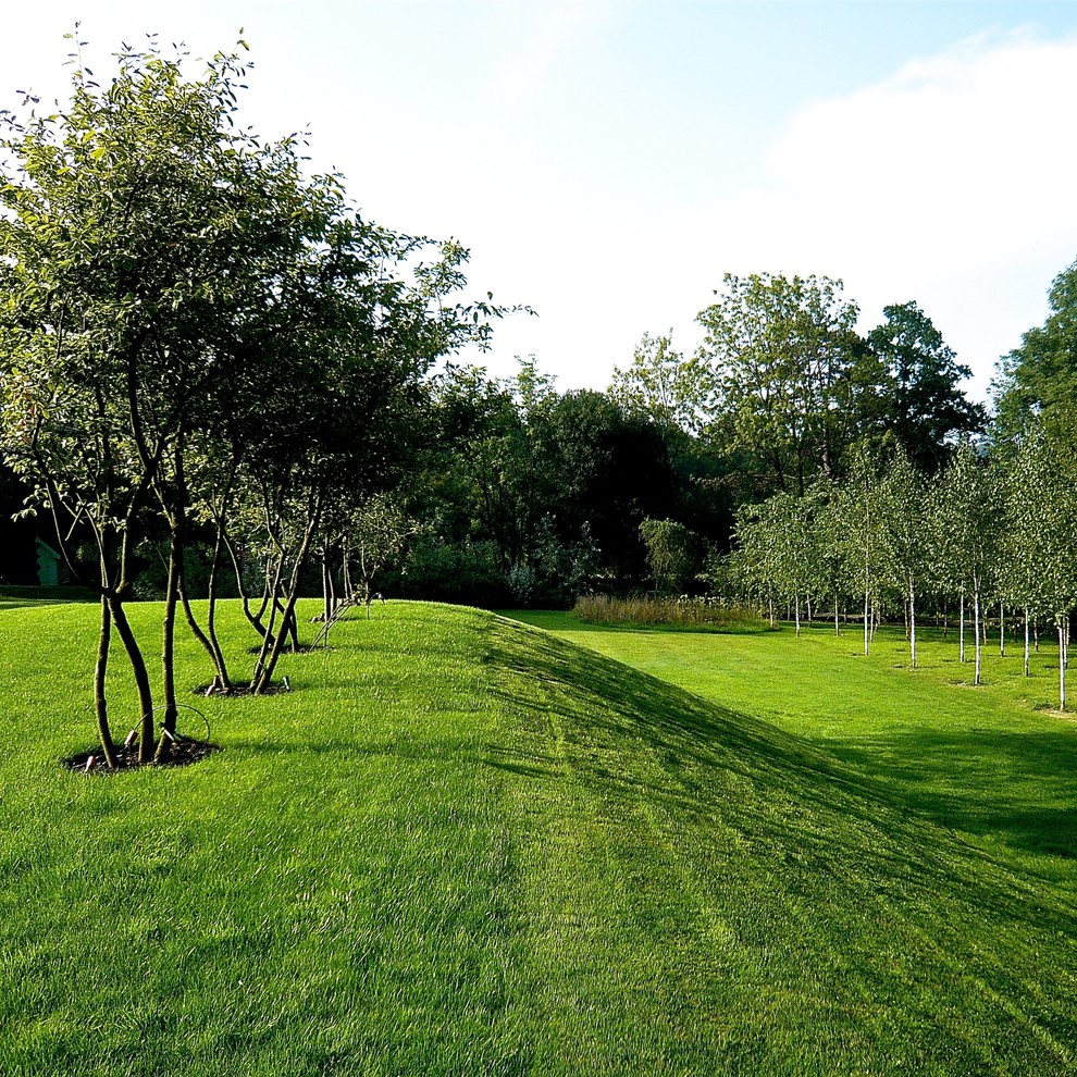 Design ideas for an expansive farmhouse garden in Oxfordshire.
