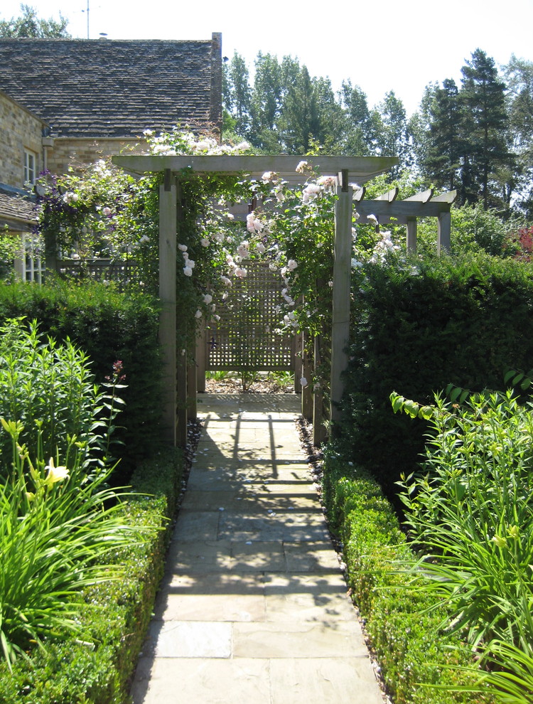 Country Garten mit Pergola in Hertfordshire