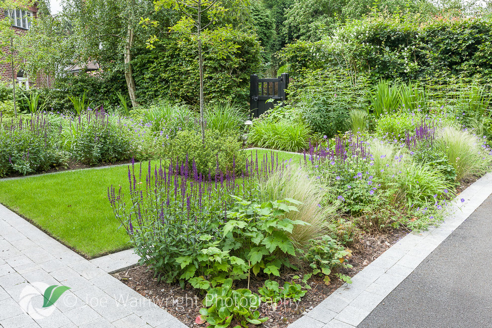 Пример оригинального дизайна: маленький летний регулярный сад на переднем дворе в стиле модернизм с полуденной тенью и покрытием из каменной брусчатки для на участке и в саду