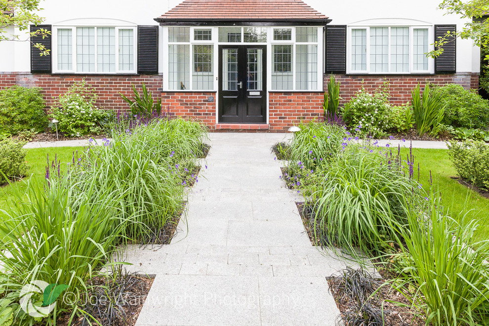 Foto di un piccolo giardino formale minimalista esposto a mezz'ombra davanti casa in estate con pavimentazioni in pietra naturale
