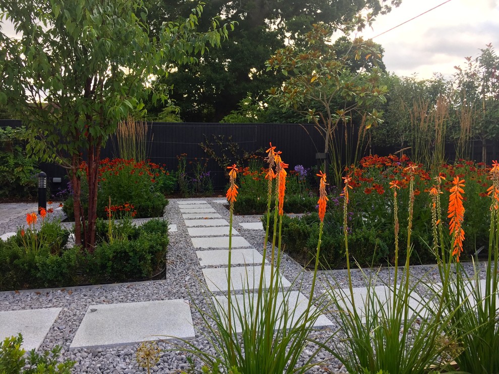 Imagen de jardín de secano de estilo de casa de campo de tamaño medio en verano en patio delantero con fuente, exposición total al sol y gravilla