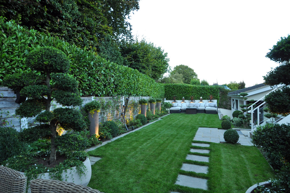 Foto di un giardino formale moderno di medie dimensioni e dietro casa in primavera con un focolare e pavimentazioni in pietra naturale