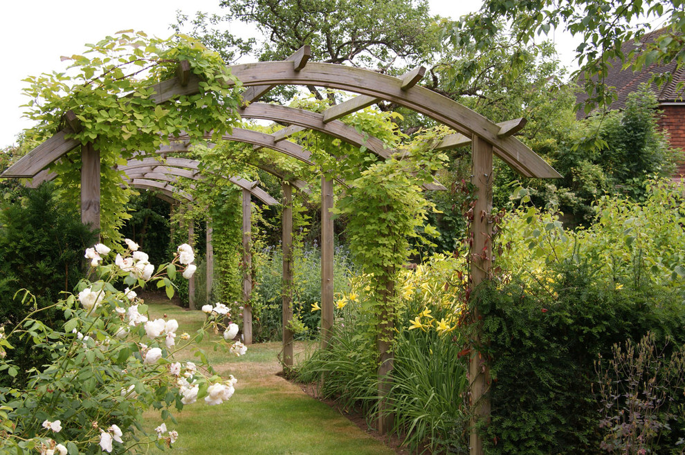 Diseño de camino de jardín tradicional con jardín francés