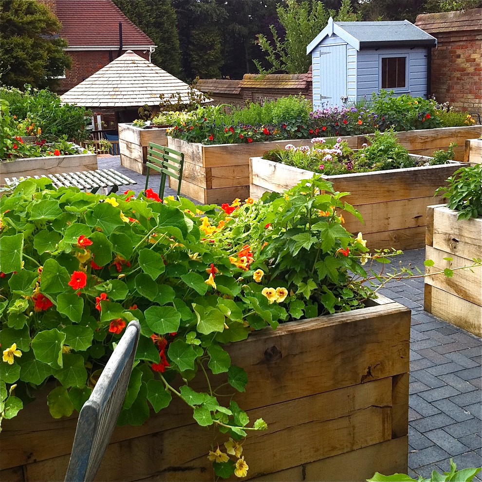 Mittelgroßer Klassischer Gemüsegarten mit direkter Sonneneinstrahlung und Pflastersteinen in Oxfordshire
