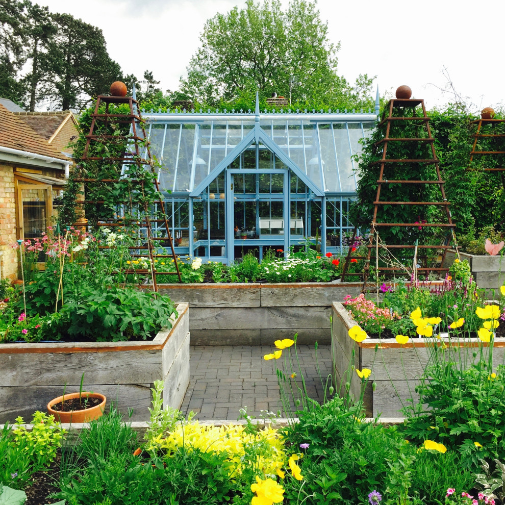Foto di un piccolo giardino classico esposto in pieno sole dietro casa in estate con pavimentazioni in mattoni