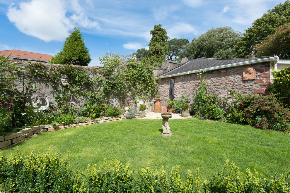 Kleiner, Halbschattiger Landhausstil Garten im Sommer, hinter dem Haus in Devon