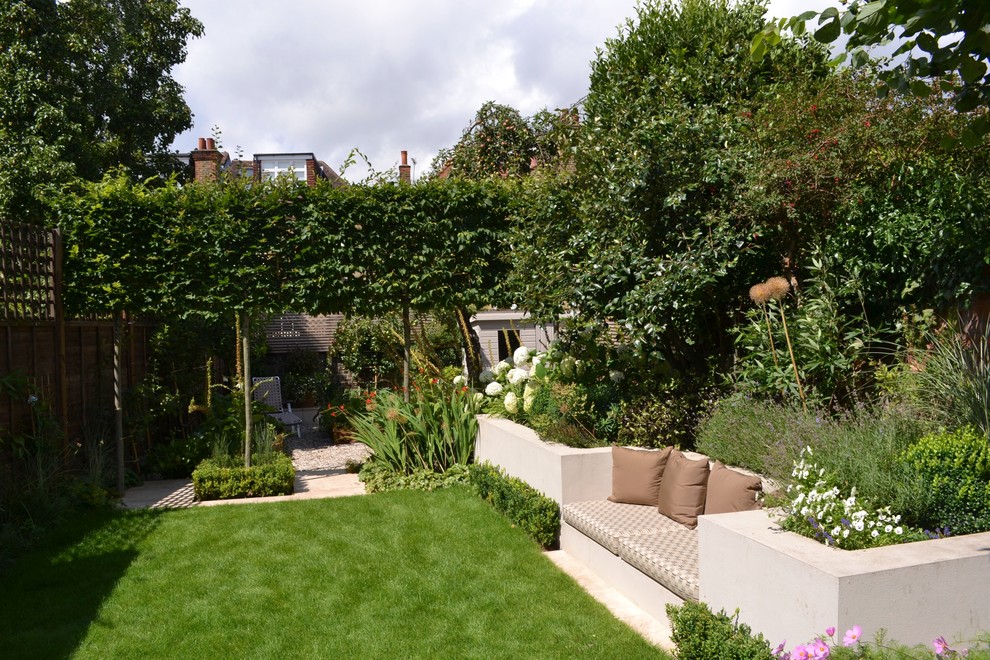 На фото: участок и сад среднего размера на заднем дворе в современном стиле с высокими грядками с