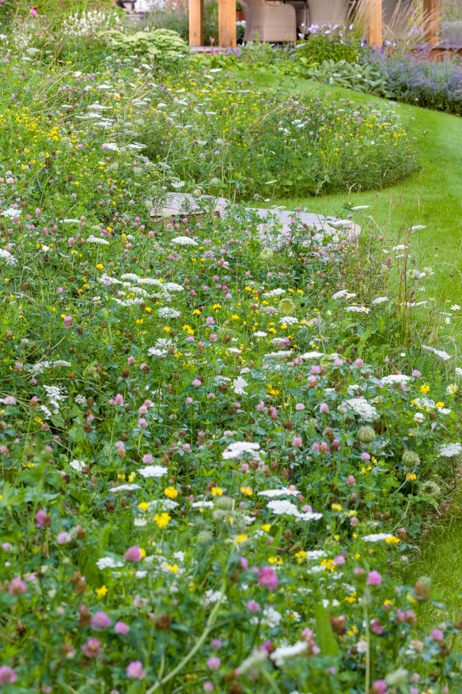 Esempio di un giardino country esposto in pieno sole di medie dimensioni e dietro casa in estate con pavimentazioni in pietra naturale