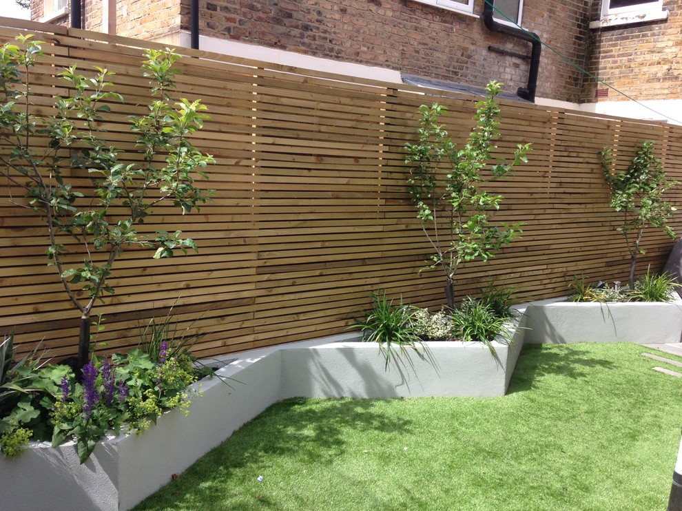 Idee per un piccolo giardino formale minimalista esposto a mezz'ombra dietro casa in estate con ghiaia