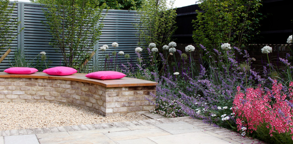 ケントにある小さな、夏のトラディショナルスタイルのおしゃれな庭 (半日向、天然石敷き) の写真