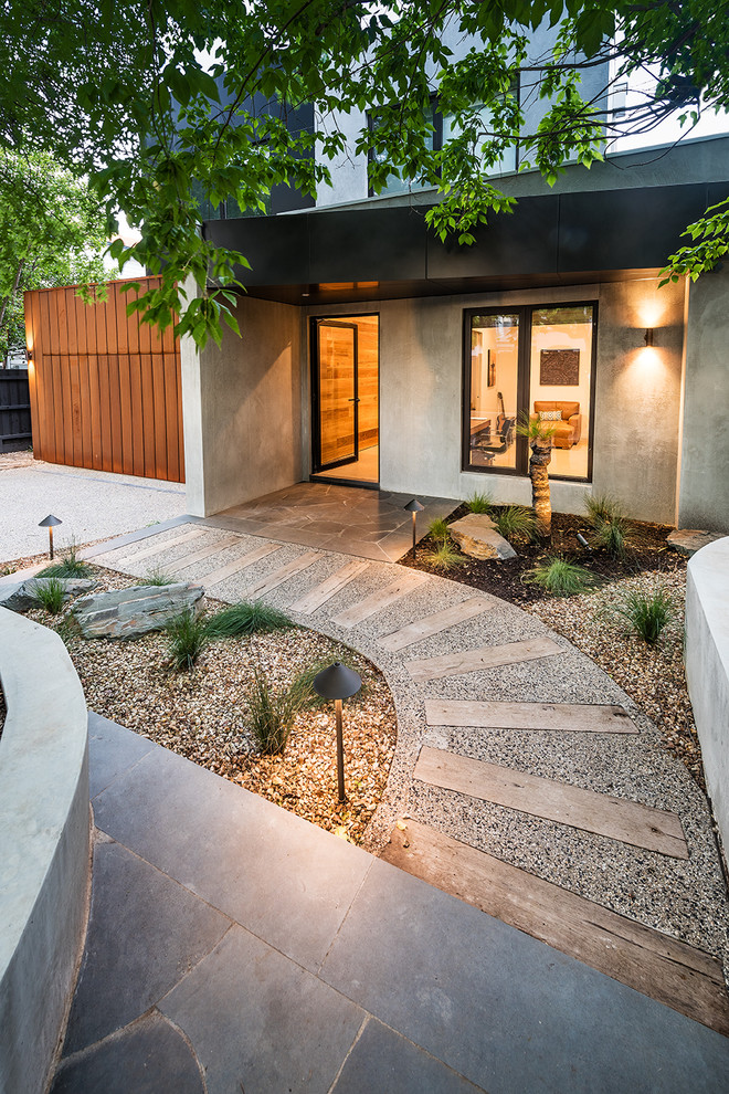 Идея дизайна: засухоустойчивый сад среднего размера на переднем дворе в современном стиле с полуденной тенью и покрытием из каменной брусчатки