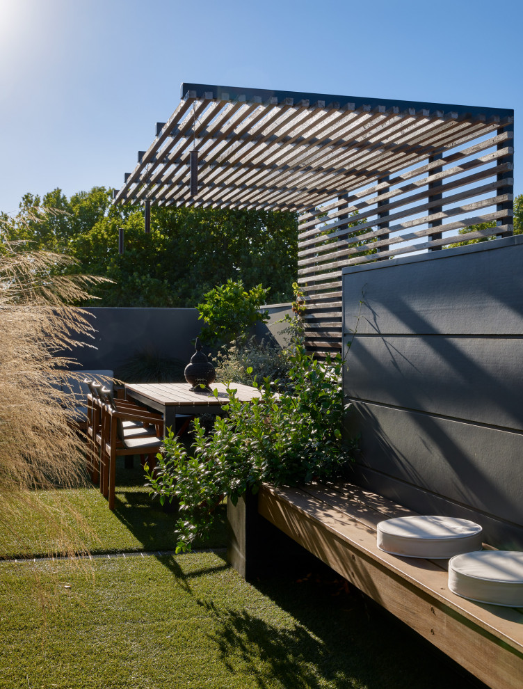 Idee per un giardino contemporaneo esposto a mezz'ombra di medie dimensioni e sul tetto con recinzione in legno