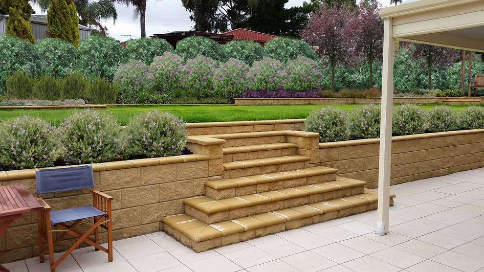Свежая идея для дизайна: большой летний регулярный сад на заднем дворе в средиземноморском стиле с полуденной тенью и покрытием из каменной брусчатки - отличное фото интерьера