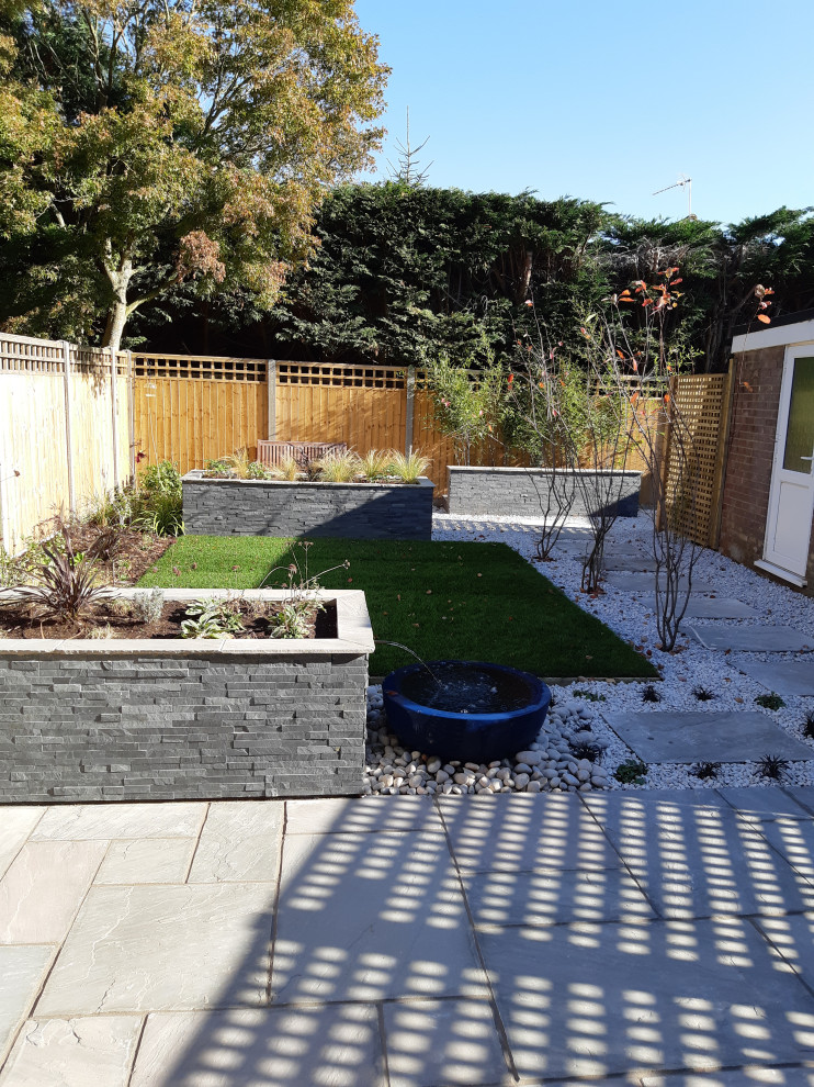 Foto di un piccolo giardino contemporaneo esposto in pieno sole dietro casa con pavimentazioni in pietra naturale