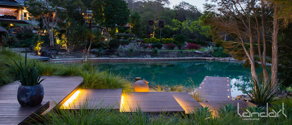 Esempio di un ampio giardino minimalista esposto in pieno sole dietro casa con pedane