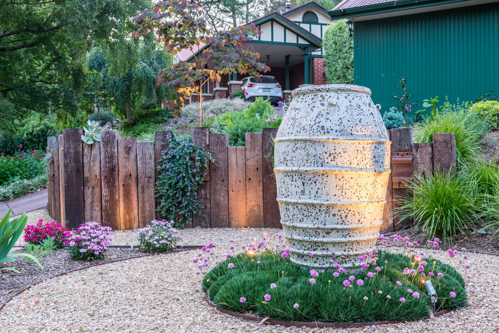 Идея дизайна: регулярный сад среднего размера на переднем дворе в стиле модернизм с садовой дорожкой или калиткой, полуденной тенью и покрытием из гравия