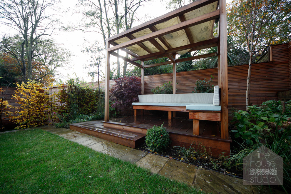 Idées déco pour un jardin arrière contemporain de taille moyenne et l'automne avec une exposition partiellement ombragée et une terrasse en bois.
