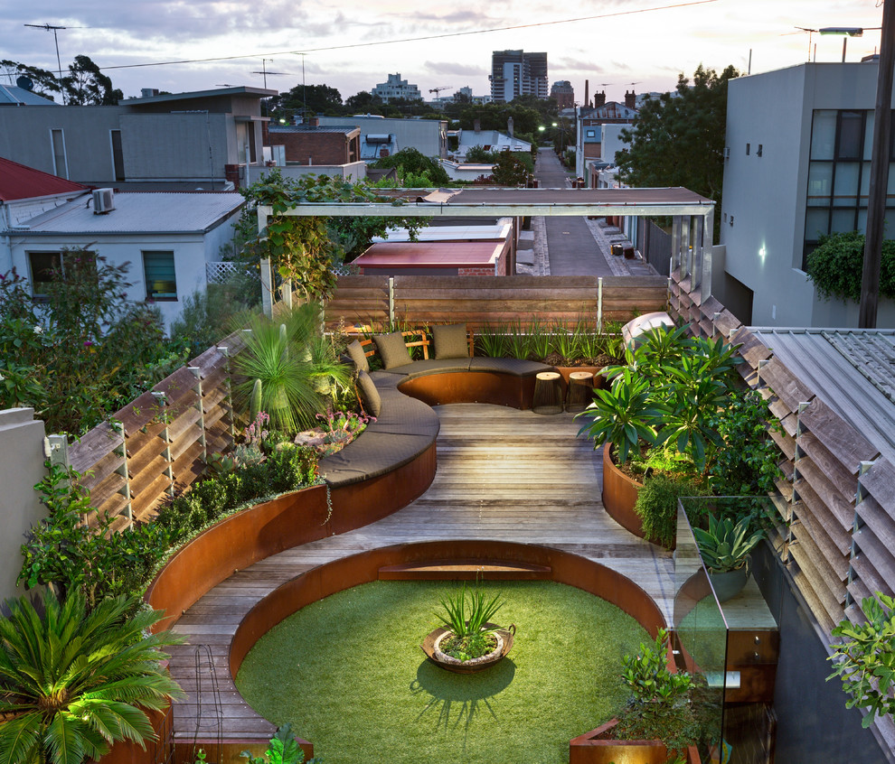 Geometrischer Moderner Dachgarten mit direkter Sonneneinstrahlung und Dielen in Melbourne