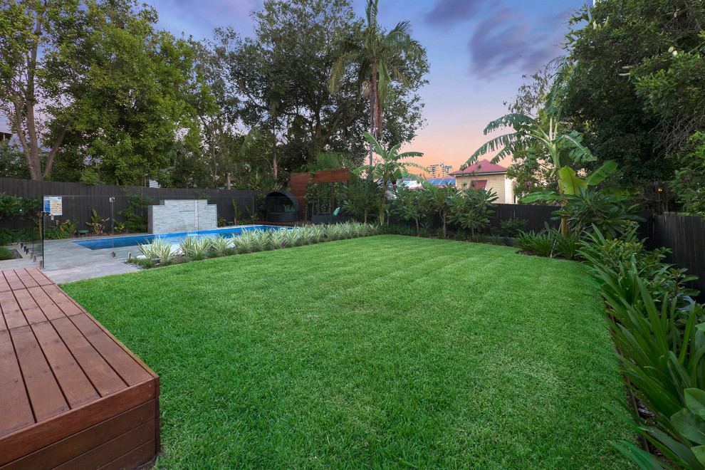 Foto di un giardino tropicale esposto in pieno sole di medie dimensioni e dietro casa con pavimentazioni in pietra naturale