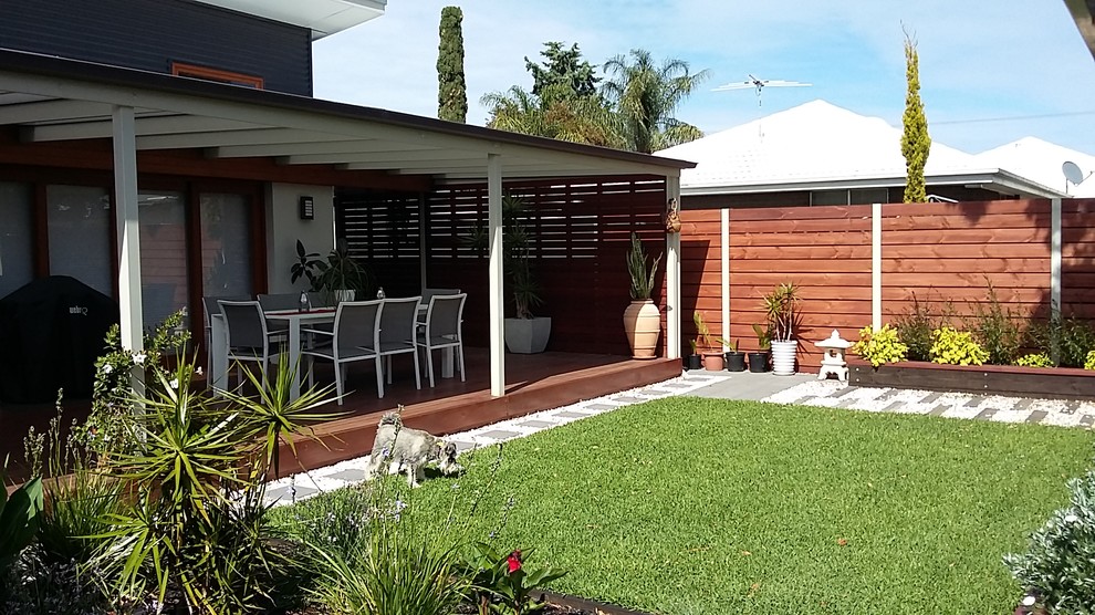 Foto de jardín clásico renovado de tamaño medio en patio lateral con jardín francés y exposición total al sol