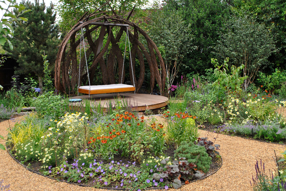 На фото: регулярный сад в современном стиле с садовой дорожкой или калиткой с