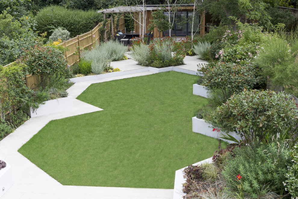 An outstanding geometric modern garden Modern Landscape London by Kate Eyre Garden