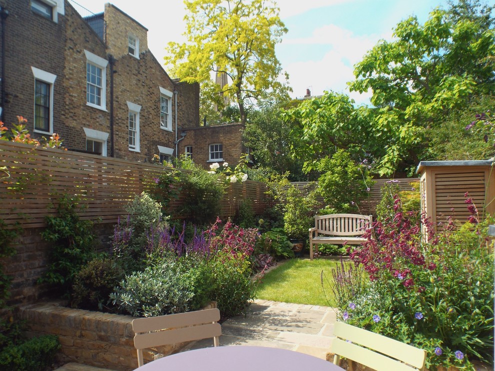 ロンドンにあるトラディショナルスタイルのおしゃれな裏庭の写真