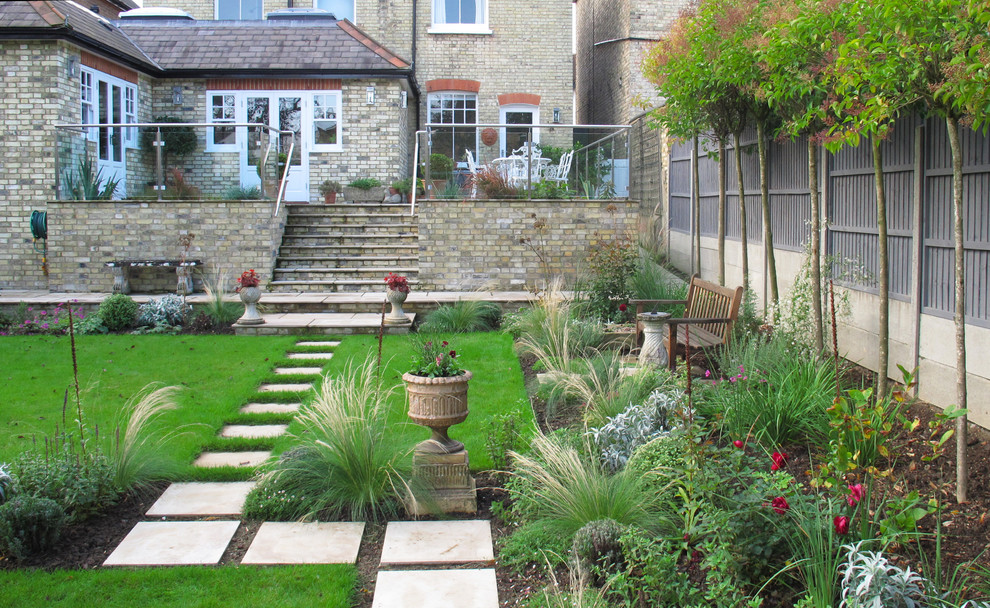 Esempio di un giardino formale bohémian esposto in pieno sole di medie dimensioni e dietro casa in estate con pavimentazioni in pietra naturale