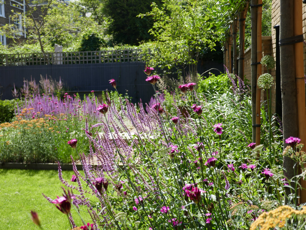 ロンドンにあるお手頃価格の中くらいなコンテンポラリースタイルのおしゃれな庭 (日向、デッキ材舗装) の写真