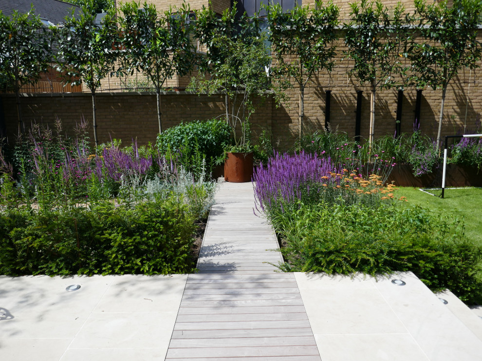 Esempio di un giardino design esposto in pieno sole di medie dimensioni e dietro casa con pedane