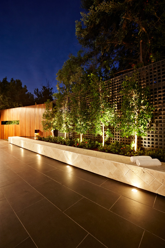 Foto di un giardino minimalista dietro casa con pavimentazioni in pietra naturale