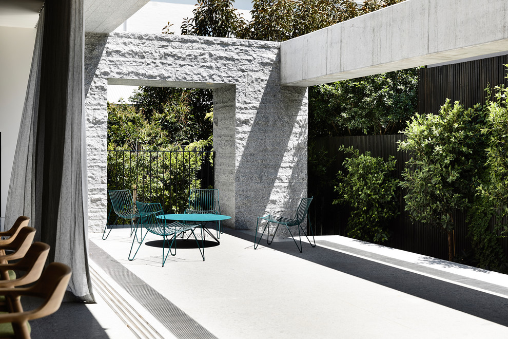 На фото: участок и сад в стиле модернизм с покрытием из каменной брусчатки