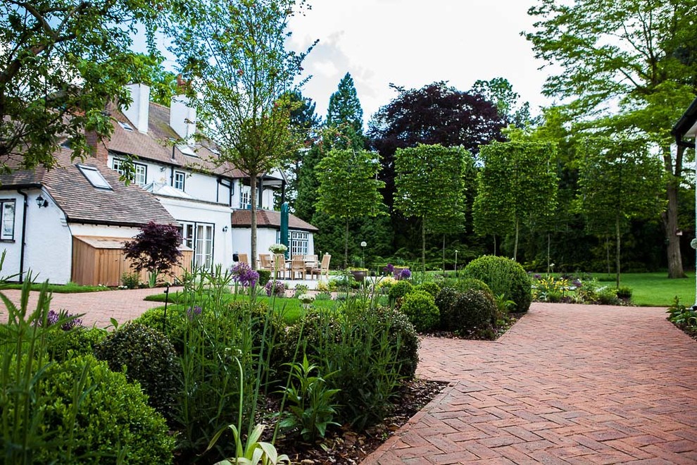 This is an example of a modern garden in Buckinghamshire.