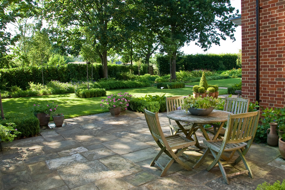 Esempio di un grande giardino formale vittoriano esposto a mezz'ombra dietro casa in estate con un ingresso o sentiero e pavimentazioni in pietra naturale
