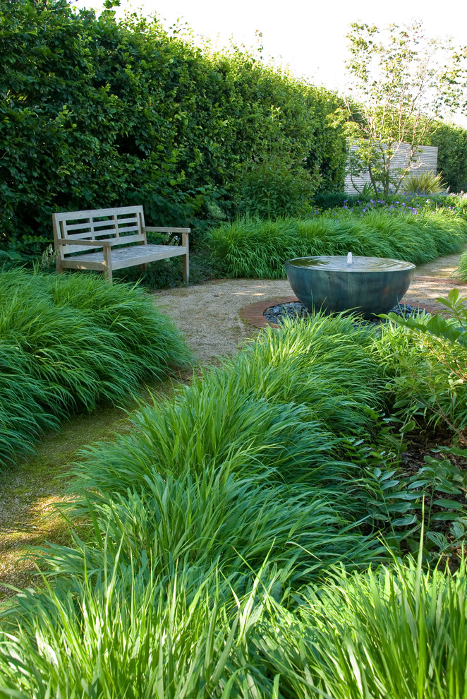 На фото: летний участок и сад среднего размера на заднем дворе в викторианском стиле с садовой дорожкой или калиткой, полуденной тенью и покрытием из гравия