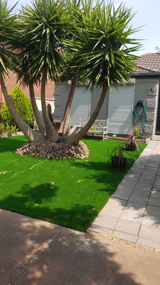 Geometrischer, Geräumiger Vorgarten im Sommer mit Rasenkanten und direkter Sonneneinstrahlung in Melbourne