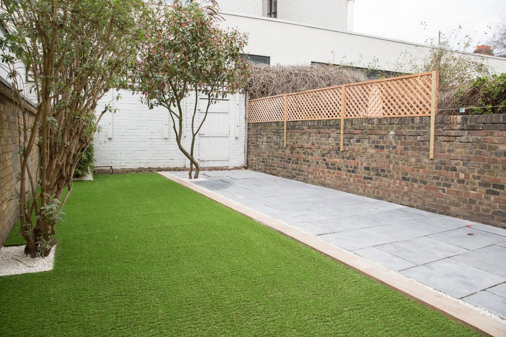 Cette image montre un petit jardin à la française arrière minimaliste avec une exposition partiellement ombragée.